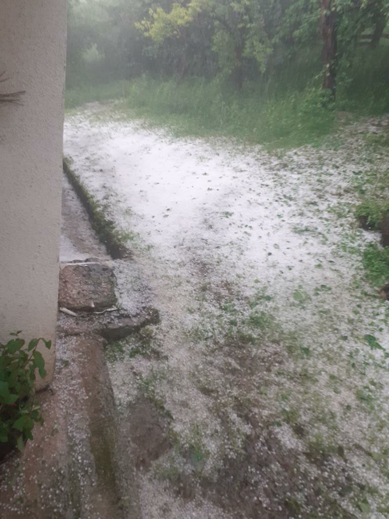 Apokalipsa opet u Užicu: Grad veličine oraha dotukao maline u selima, Aleksandar ledenice po dvorištu zgrće lopatom (FOTO)
