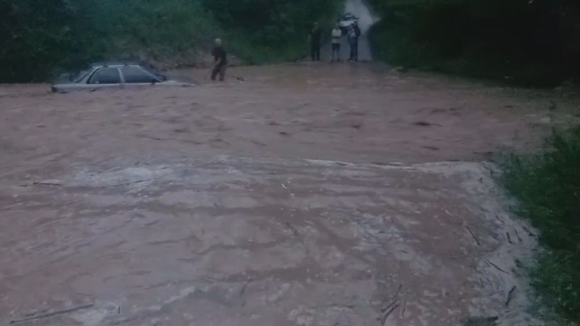 Čovek u automobilu zaglavljen u vodenoj stihiji kod Lučana: Spasile ga komšije koje su se tu zatekle u kamionu, jake bujice presekle puteve a ljudi ostali odsečeni od sveta/ Foto: RINA