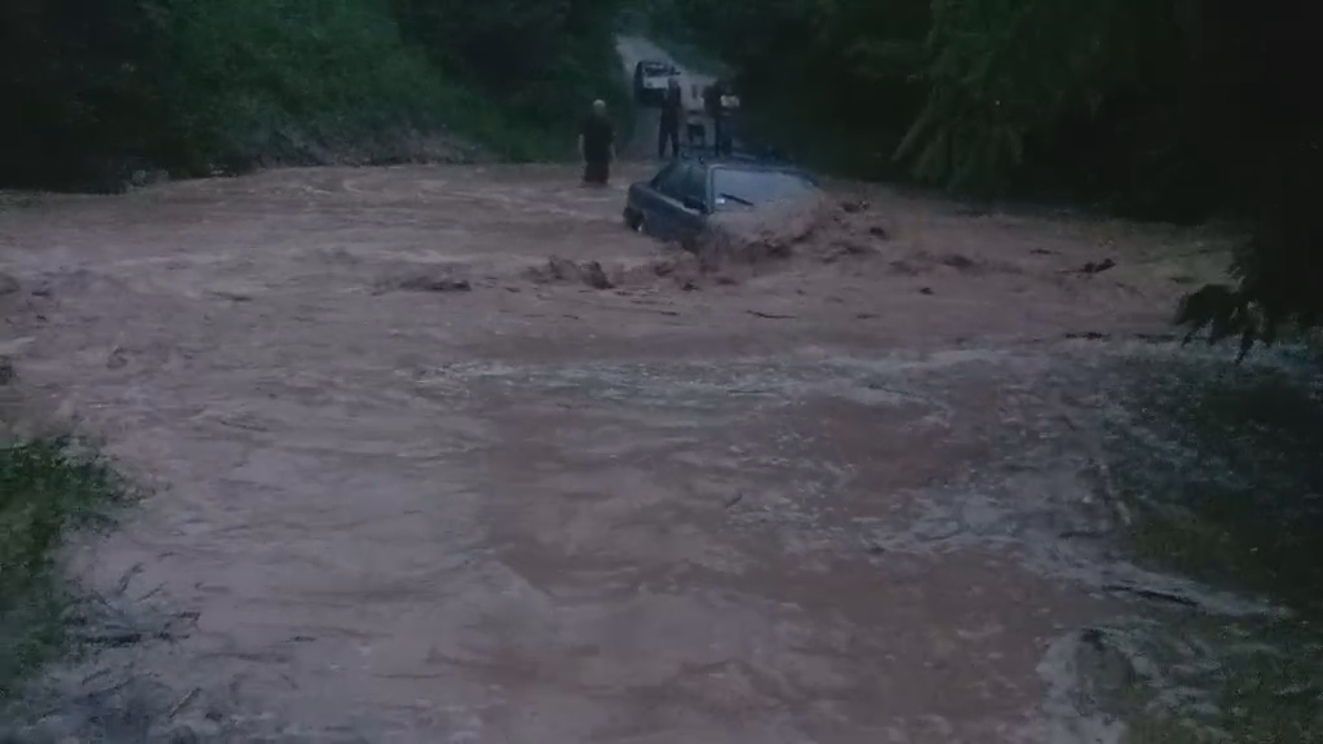 Čovek u automobilu zaglavljen u vodenoj stihiji kod Lučana: Spasile ga komšije koje su se tu zatekle u kamionu, jake bujice presekle puteve a ljudi ostali odsečeni od sveta (VIDEO)