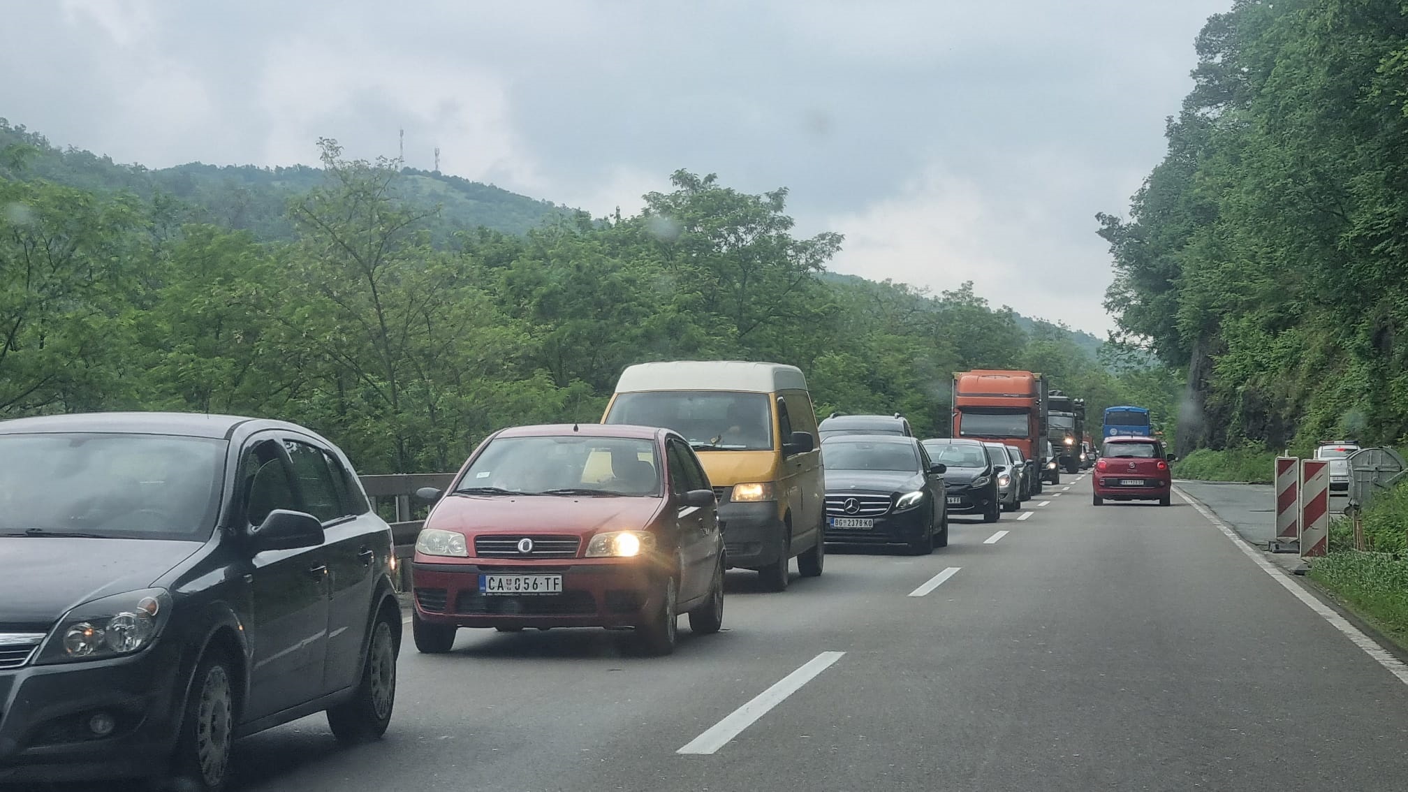 Preko 1000 kubika zemlje i kamenja sručilo se na magistralni put kod Nove Varoši: Veliki odron u mestu Drenova, samo pukom srećom izbegnuta tragedija (VIDEO)