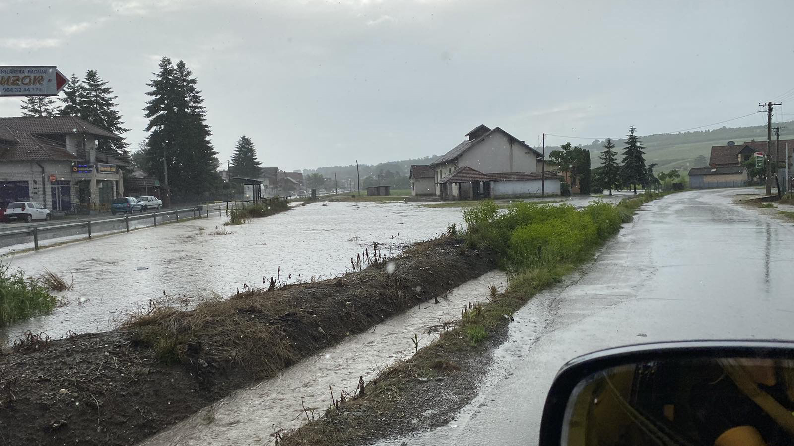 Poplavljene ulice i seoski putevi: Snažno nevreme pogodilo Čačak, pod vodom se našli i njive i voćnjaci a sve raspoložive komunalne ekipe poslate na teren (FOTO)(VIDEO)