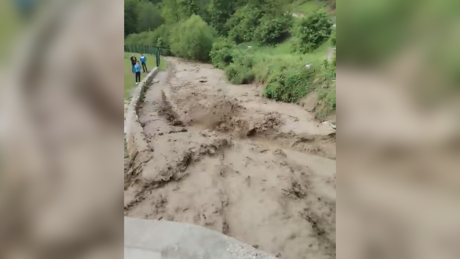 Čuli smo huk i onda videli da voda nosi sve: Silovito nevreme pogodilo Ivanjicu, odneti putevi, meštani potpuno odsečeni od sveta a voda pokrenula i klizišta (FOTO)(VIDEO)