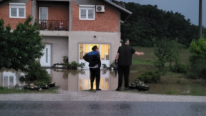  Ponovo kolaps u čačanskim selima: Izlila se reka Botunja na magistralni put a voda ušla u dvorišta kuća, na terenu vatrogasci-spasioci i Civilna zaštita (FOTO)