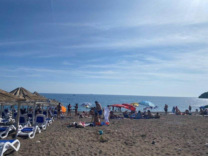 Plaže u Crnoj Gori polako se pune kupačima: Prava letnja slika stiže sa Jadrana, cene još ne divljaju - kafa 1.50 a za ležaljke i suncobran vam treba 10 evra (FOTO)