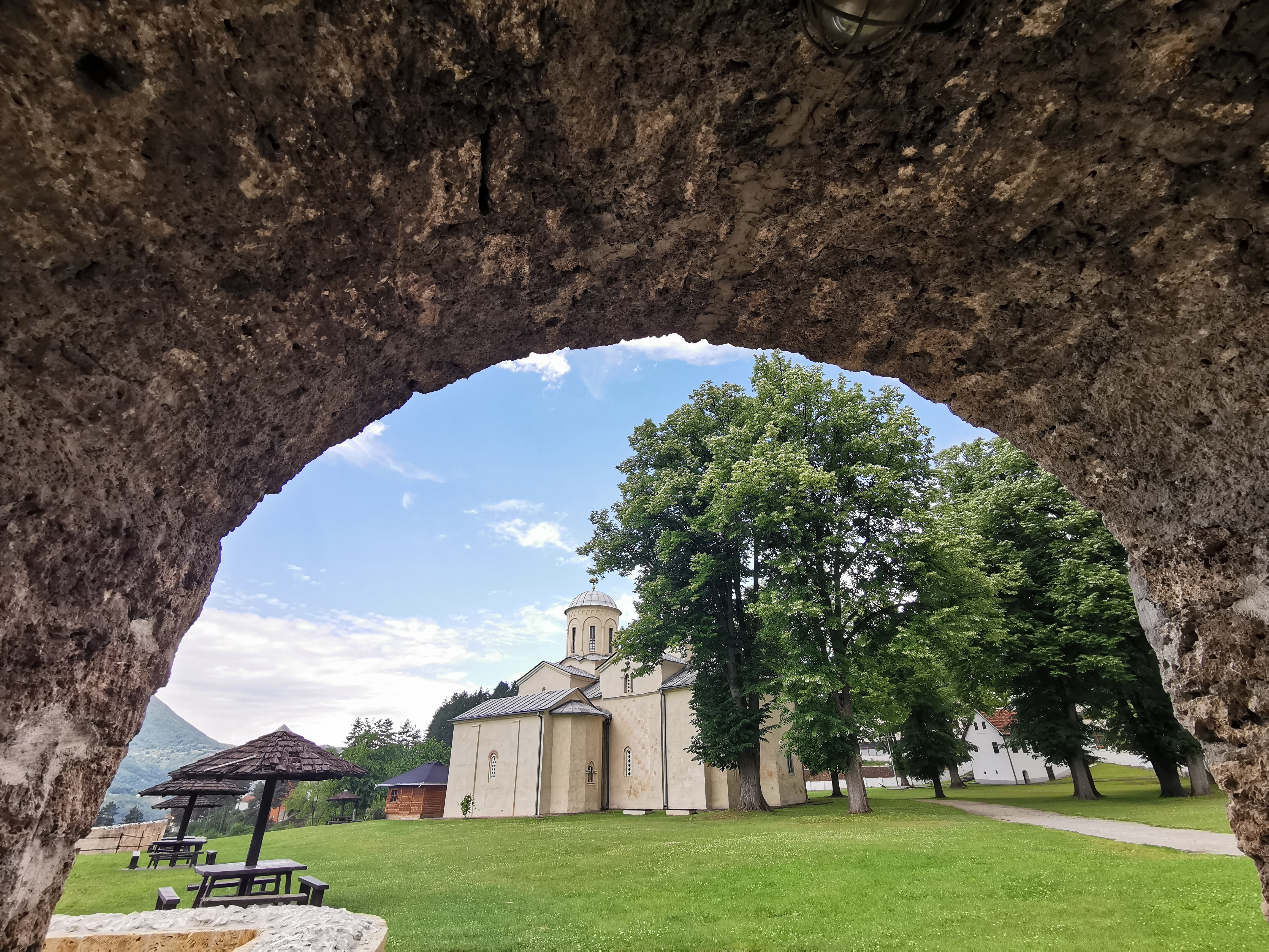 Čudotvorna ikona Nikole Miriklisjkog u jednoj od najstarijih srpskih svetinja: Manastir posvećen velikom svecu vekovima odeleva u brdima iznad reke Lim (FOTO)
