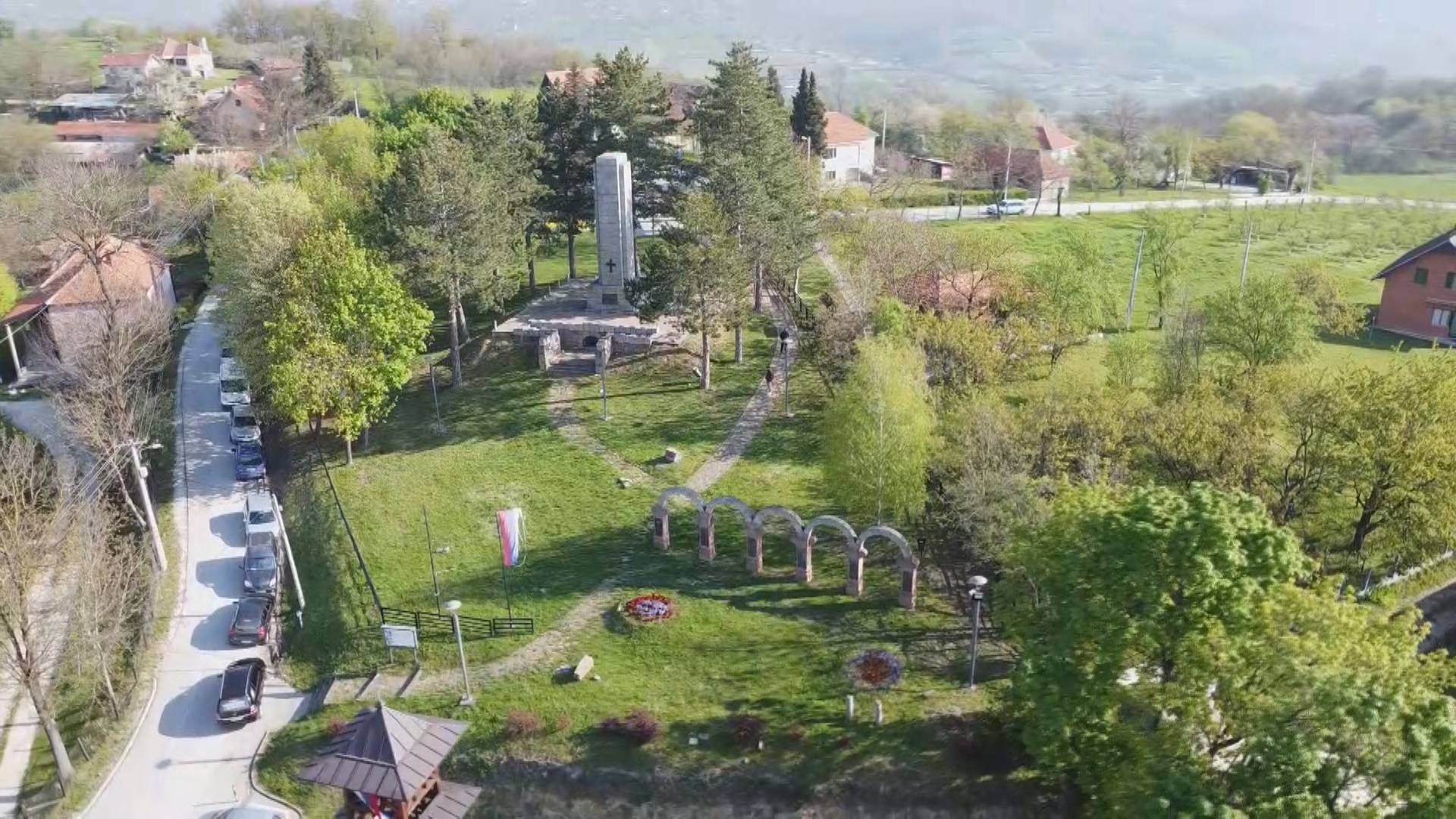 Neću ni ležati ni sedeti, nego ću stajati, jer sad prolazimo pored Ljubića: Ovo je junačko brdo na kom je Tanasko Rajić čuvao trešnjev top, Turci su ga isekli na komade al njegovo ime zapisano je u večnost (FOTO)