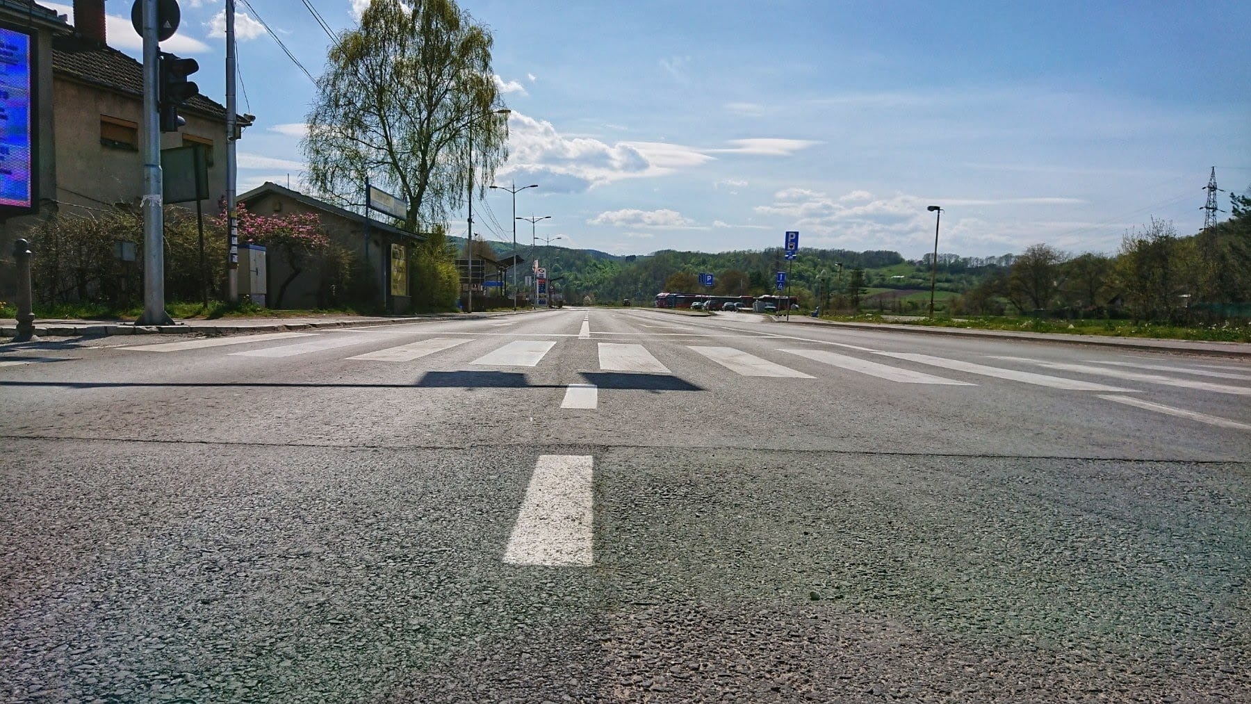 Horor u Ljigu: Majku udario autobus dok je sa dvoje dece prelazila ulicu, hitno hospitalizovana u valjevskoj bolnici (FOTO)