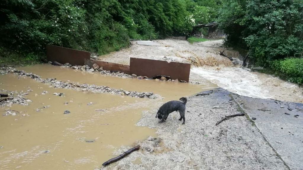 Nevreme razorilo i ovu opštinu, poplaveljeni putevi i oštećeni mostovi: Meštani Lučana potpuno odesečeni od sveta, a na delu teritorije već uvedena vanredna situacija (FOTO)