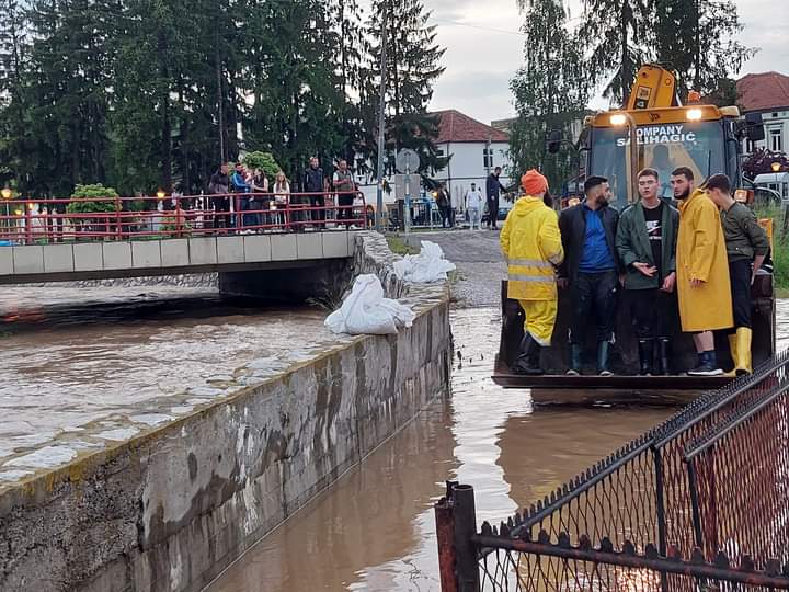 Četvoro male dece zarobljeno u kući, voda prodire u stambene objekte: Ogromne poplave ponovo prave haos u Sjenici, meštane spasavaju bagerima (FOTO)