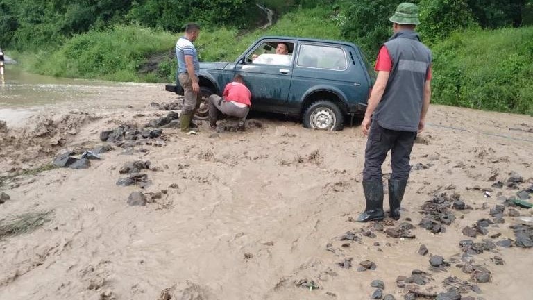Oka nismo sklopili čitavu noć, strepimo od nove kiše: Kritično stanje u Priboju nakon nevremena, uništeni putevi i pokrenuta klizišta - na delu teritorije proglašena vanredna situacija (FOTO)