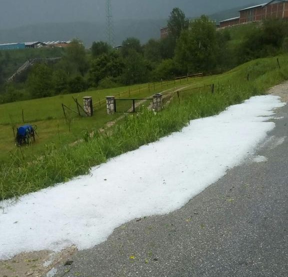 Bela brda oko Nove Varoši usred juna kao da je januar, od siline nevremena šleperi stoje pored puta: Jak grad "razlupao" nekoliko sela, sa neba ledenice tukle duže od 20 minuta/ Foto. RINA