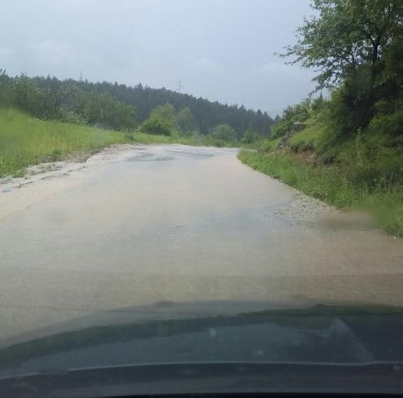 Bela brda oko Nove Varoši usred juna kao da je januar, od siline nevremena šleperi stoje pored puta: Jak grad "razlupao" nekoliko sela, sa neba ledenice tukle duže od 20 minuta/ Foto. RINA