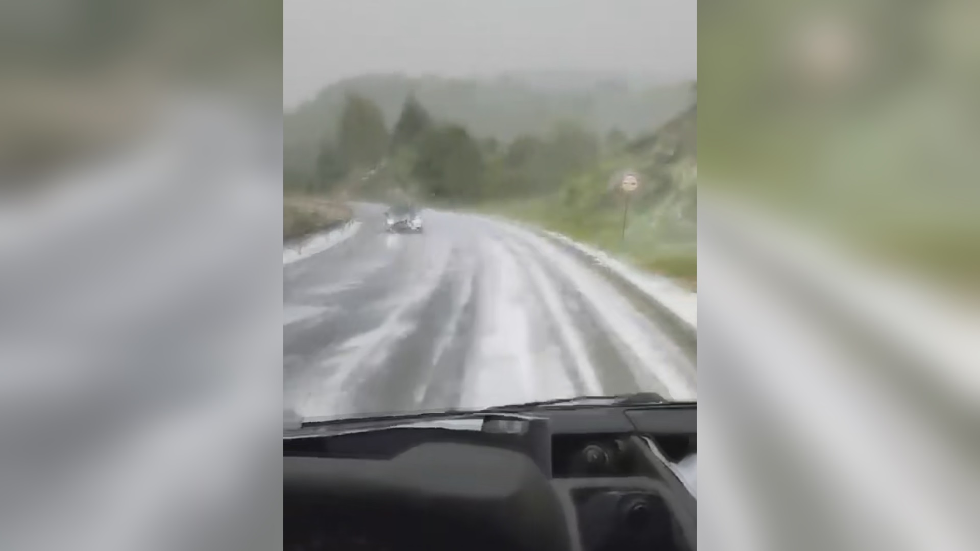 Bela brda oko Nove Varoši usred juna kao da je januar, od siline nevremena šleperi stoje pored puta: Jak grad "razlupao" nekoliko sela, sa neba ledenice tukle duže od 20 minuta (VIDEO)