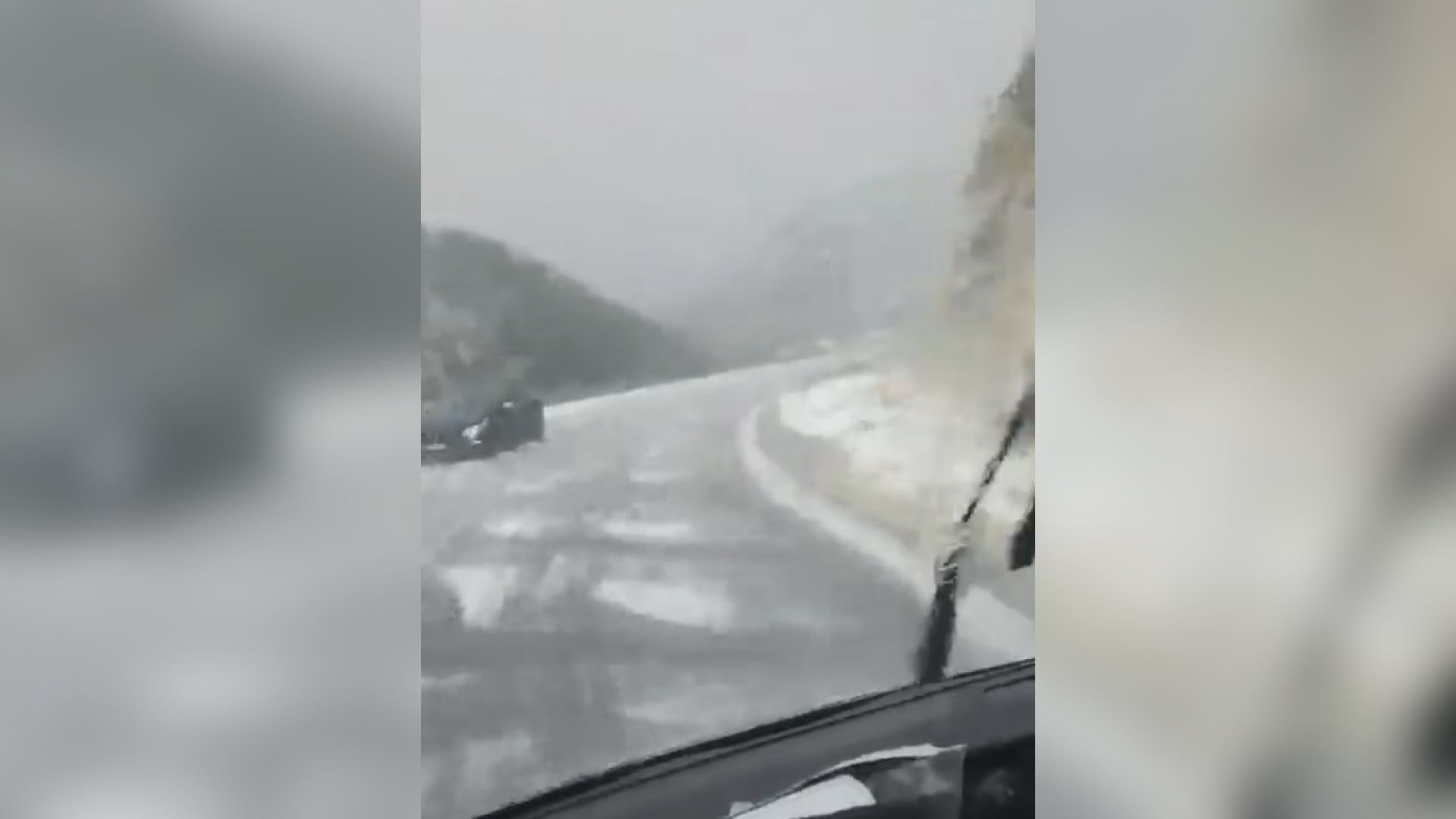 Bela brda oko Nove Varoši usred juna kao da je januar, od siline nevremena šleperi stoje pored puta: Jak grad "razlupao" nekoliko sela, sa neba ledenice tukle duže od 20 minuta/ Foto. RINA