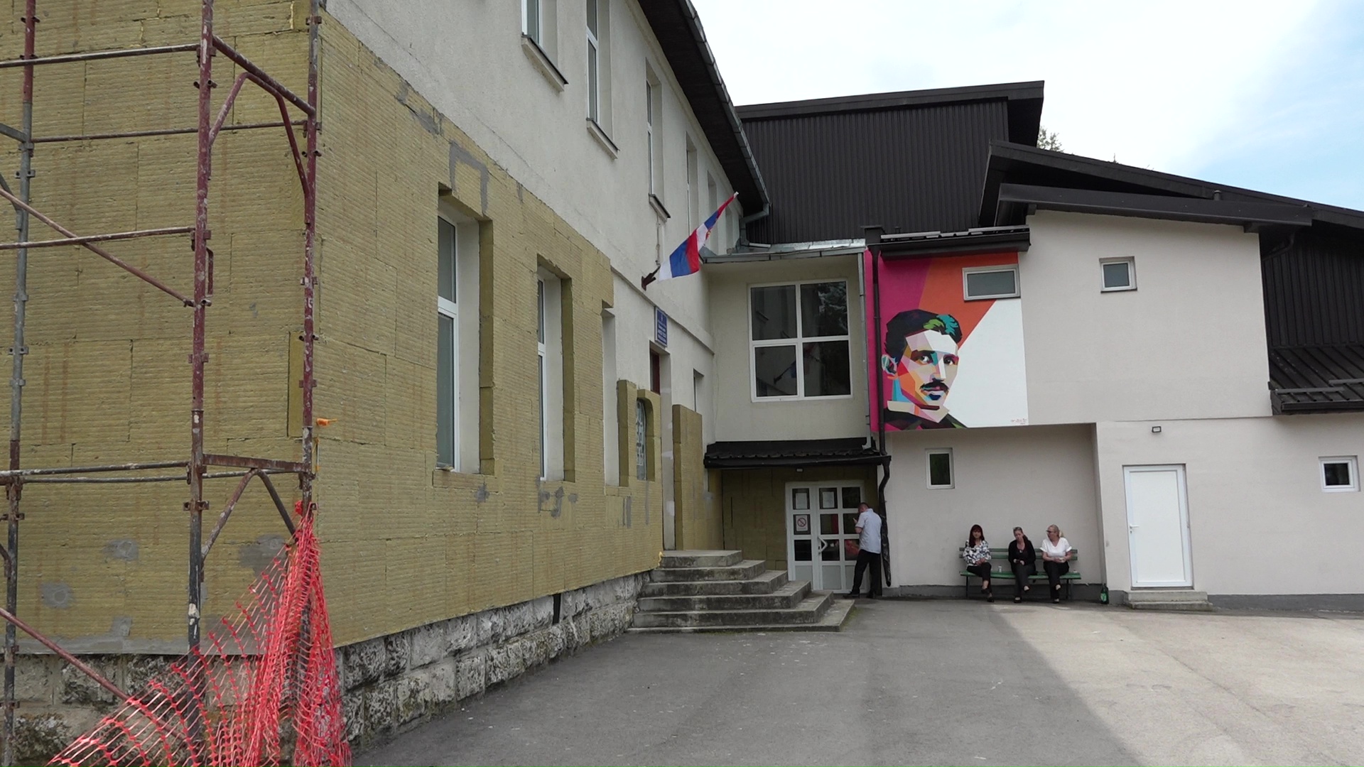 Krov koji prokišnjava i ledena sala za fizičko postaju prošlost: Počela rekonstrukcija najstarije škole u Priboju, đake od septembra dočekaće u novom i lepšem ruhu (FOTO)
