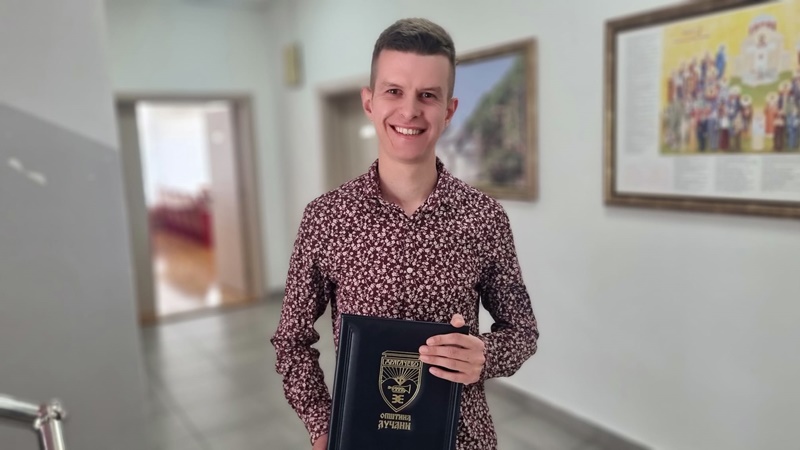 Darko je omiljeni veroučitelj u Dragačevu, vratio se iz Beograda i decu uči veri i pravim životnim vrednostima: Na Dan opštine Lučani dodeljeno mu priznanje za izuzetan doprinos svom kraju (FOTO)