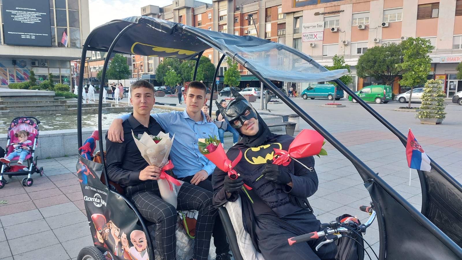 Umesto u skupom automobilu, oni su došli rikšom koju vozi Betmen lično: Originalna ideja malih maturanata iz Čačka oduševila građane (FOTO)(VIDEO)
