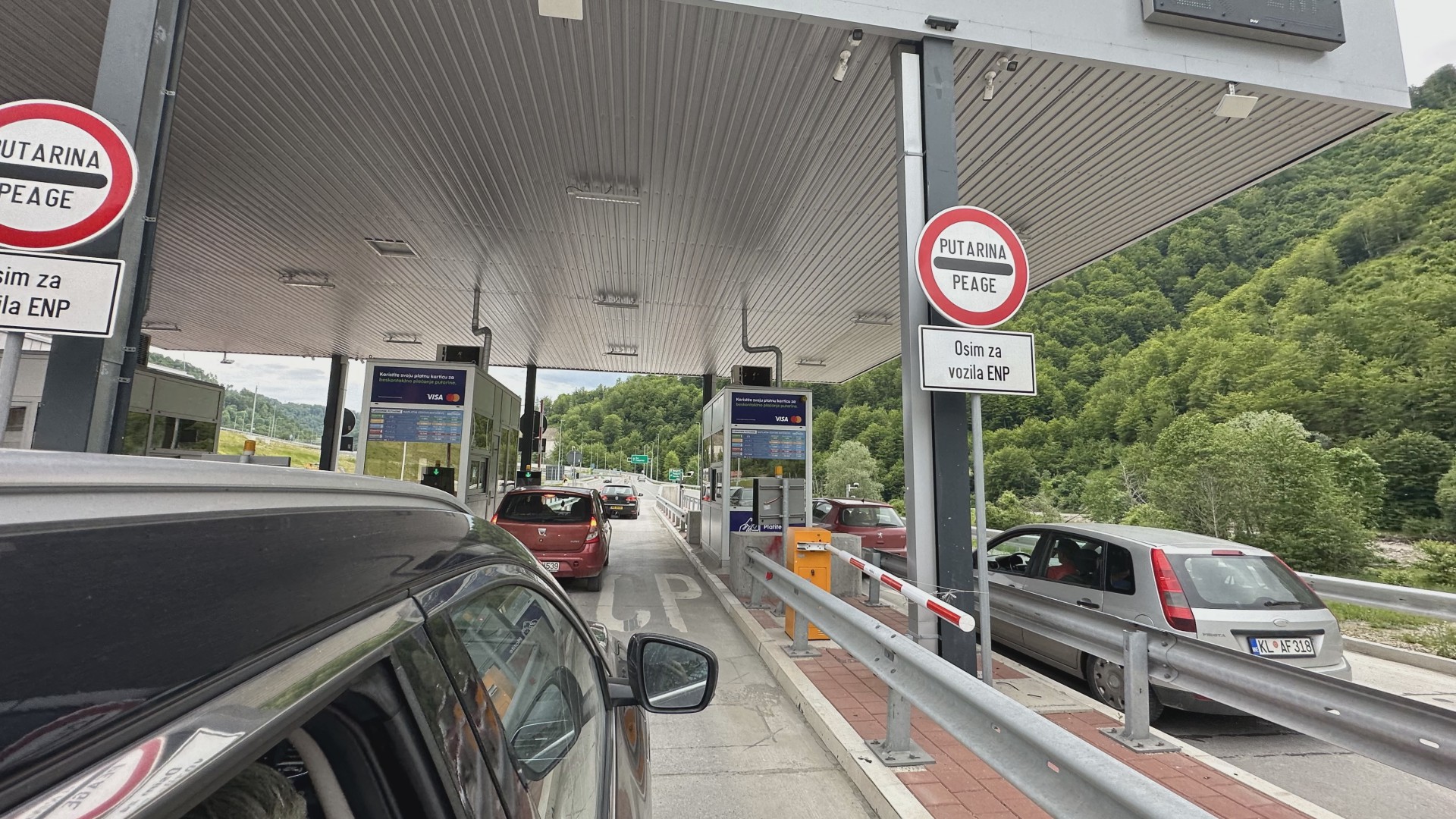 Kilometarska kolona vozila, čeka se i do sat vremena: Hladan tuš pre ulaska na crnogorski auto-put, zbog radova na Mateševu već se stvaraju velike gužve u saobraćaju (FOTO)(VIDEO)