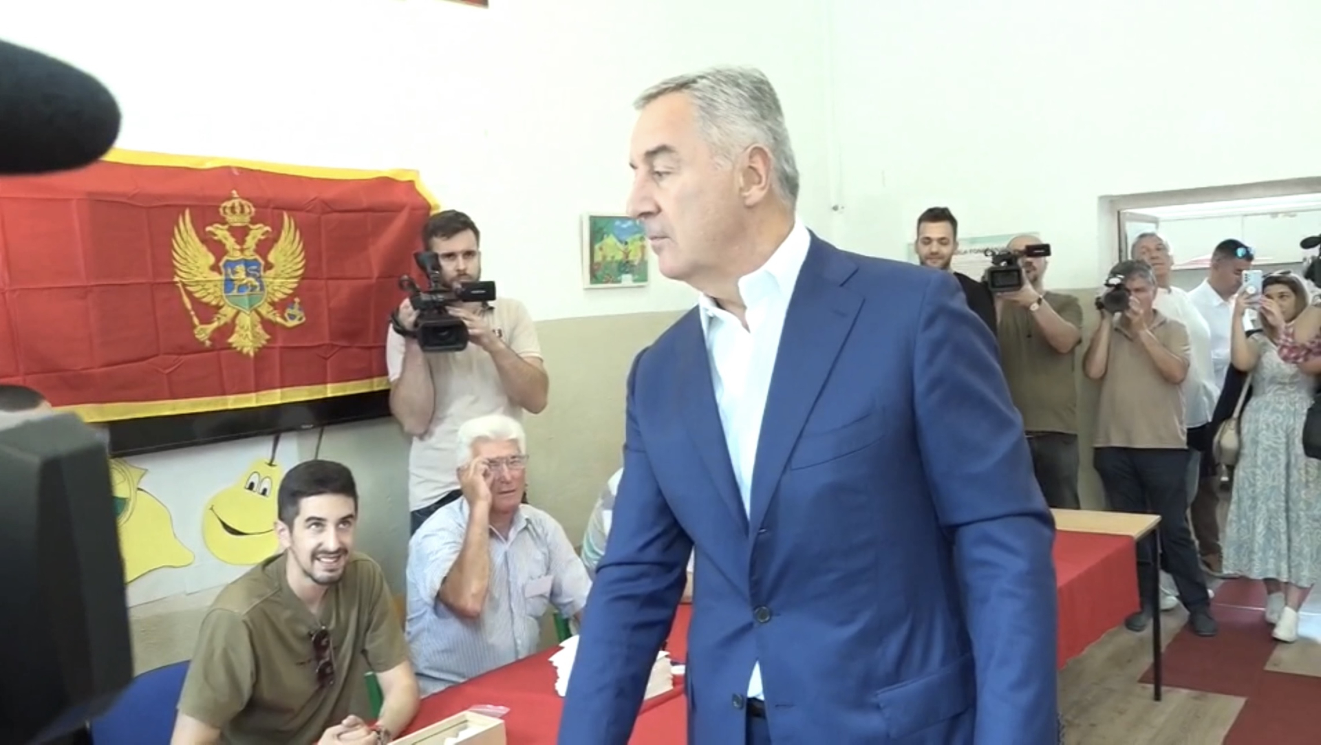 Nikad ne reci nikad, Đukanović glasao pa otkrio da li sebe vidi kao budućeg premijera: Želim da Crna Gora nastavi svoj evropski put započet 2006. godine (FOTO)(VIDEO)