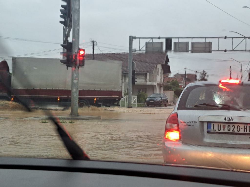 Ne možemo da izađemo napolje, vodena bujica nosi sve pred sobom: Jako nevreme ponovo pogodilo Čačak, izlila se Loznička reka a pod vodom i magistralni put (FOTO)