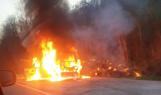 Ogromna buktinja na magistrali kod Nove Varoši: Šleper se zapalio na putu, na lice mesta stigli vazrogasci - spasioci