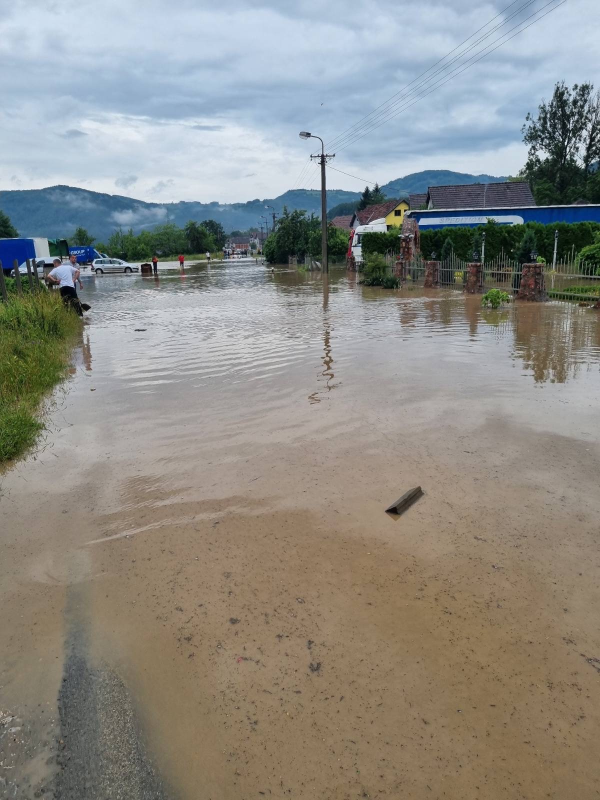 Evakuisano 25 ljudi, vodena bujica oštetila most i odnela bandere: Katastrofalno stanje u Kosjeriću, obilna kiša ponovo napravila haos u Brajkovićima (FOTO)
