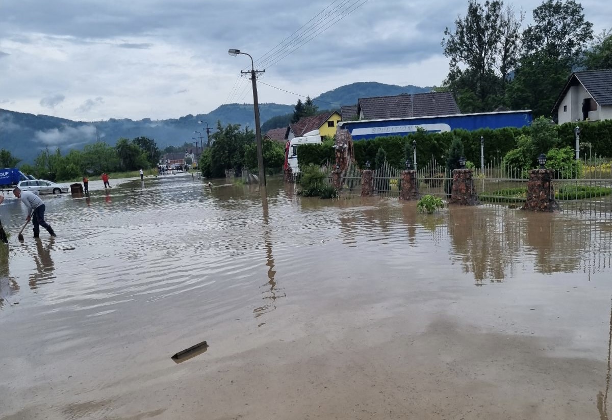 Evakuisano 25 ljudi, vodena bujica oštetila most i odnela bandere: Katastrofalno stanje u Kosjeriću, obilna kiša ponovo napravila haos u Brajkovićima (FOTO)