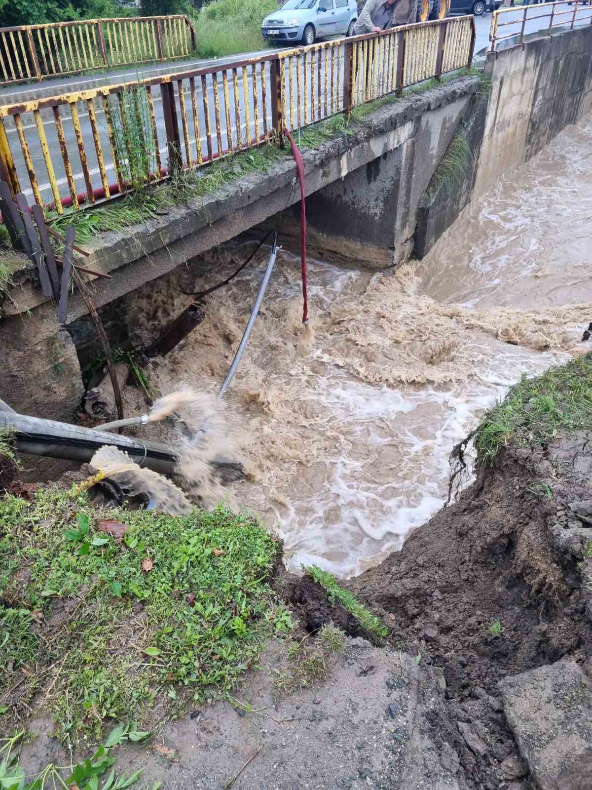 Evakuisano 25 ljudi, vodena bujica oštetila most i odnela bandere: Katastrofalno stanje u Kosjeriću, obilna kiša ponovo napravila haos u Brajkovićima (FOTO)