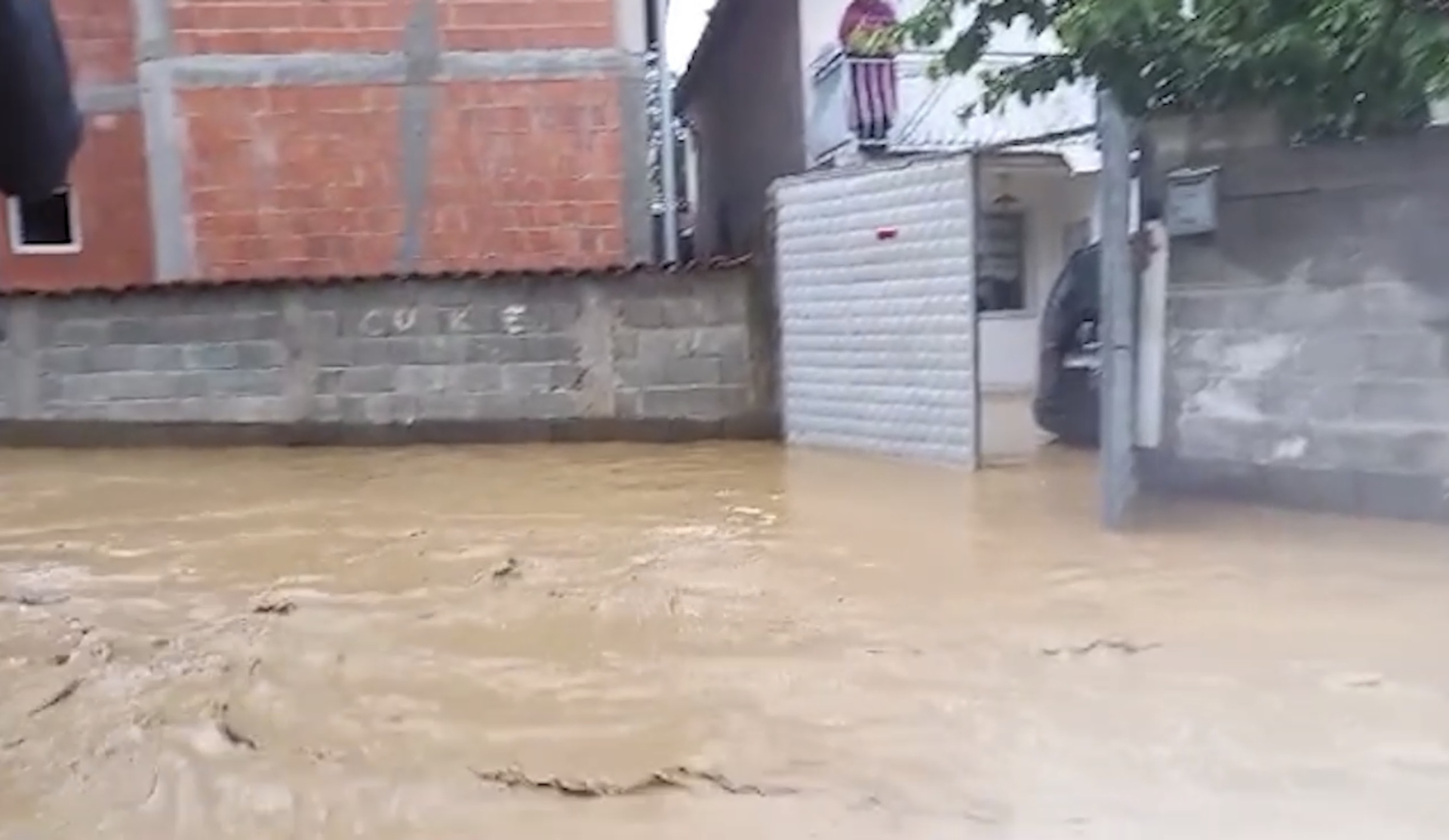 Potop u Novom Pazaru, izlile se reka Trnavica i Jošanica: Voda ušla u kuće, a saobraćaj u prekidu (VIDEO)