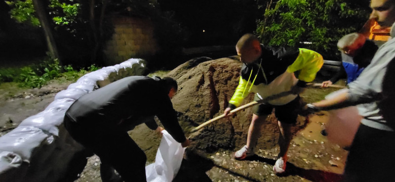 Meštani u strahu od vodene bujice pune džakove sa peskom / foto: RINA