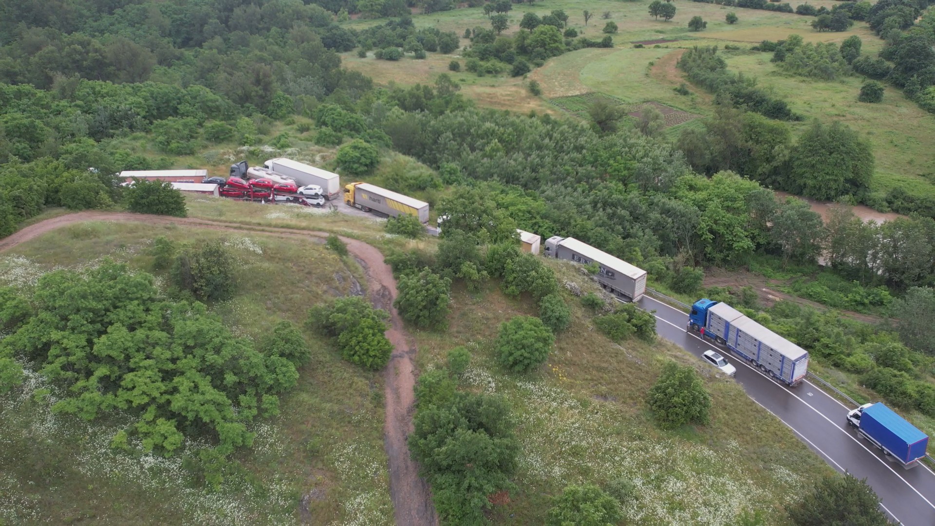Čekamo satima u kamionu, ubi nas neizvesnost: Vozači kamiona iz centralne Srbije od juče stoje na adminsrrativnom prelazu Jarinje u kilometarskoj koloni, ovo su slike sa lica mesta (FOTO)(VIDEO)