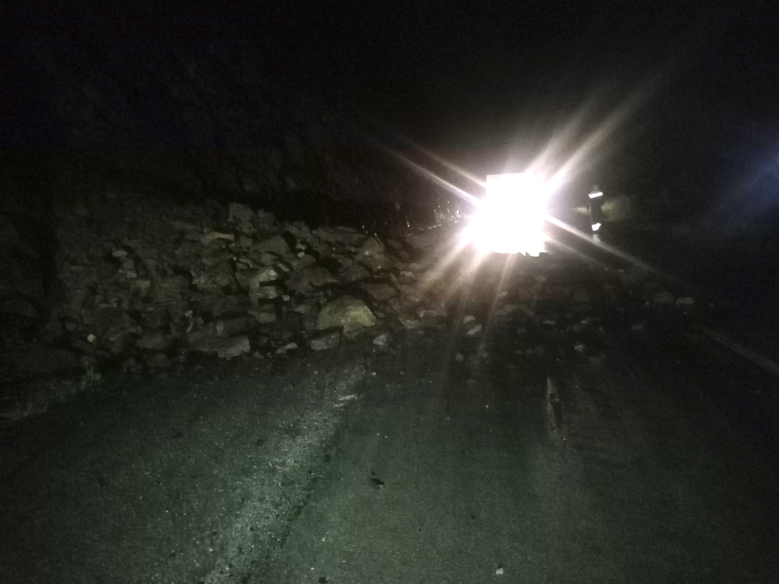 Preko 100 kubika zemlje i kamenja palo u blizini tunela Šargan: Veliki odron na magistralnom putu, ekipe na terenu pokušavaju što pre da očiste deonicu (FOTO)