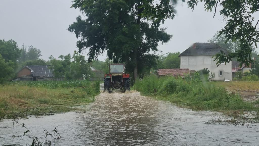 Hitno evakuisane četiri osobe iz sela kod Čačka, voda odnela deo mosta: Ponovo katastrofa u Zapadnoj Srbiji, meštanima se dele džakovi kako bi uspeli da zaštite bar kućni prag/ Foto: RINA