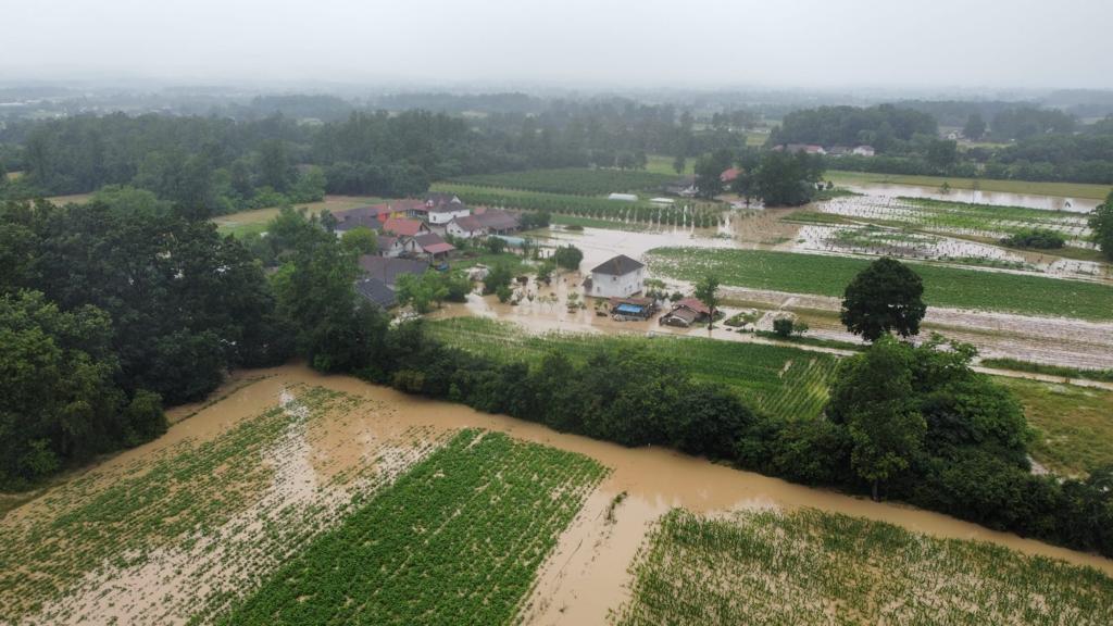 Hitno evakuisane četiri osobe iz sela kod Čačka, voda odnela deo mosta: Ponovo katastrofa u Zapadnoj Srbiji, meštanima se dele džakovi kako bi uspeli da zaštite bar kućni prag/ Foto: RINA