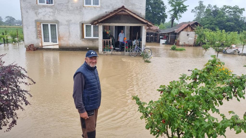 Hitno evakuisane četiri osobe iz sela kod Čačka, voda odnela deo mosta: Ponovo katastrofa u Zapadnoj Srbiji, meštanima se dele džakovi kako bi uspeli da zaštite bar kućni prag/ Foto: RINA