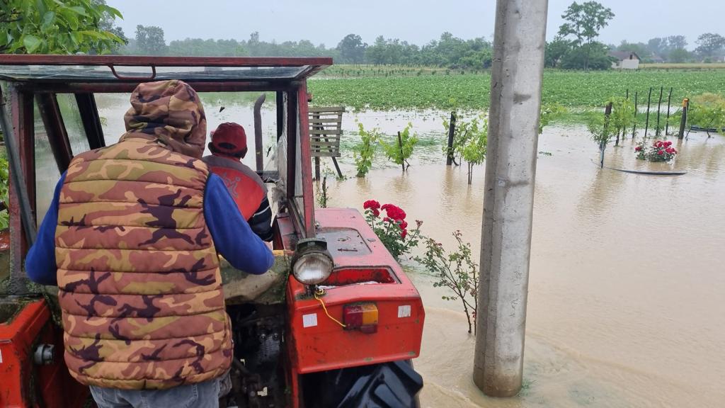 Hitno evakuisane četiri osobe iz sela kod Čačka, voda odnela deo mosta: Ponovo katastrofa u Zapadnoj Srbiji, meštanima se dele džakovi kako bi uspeli da zaštite bar kućni prag/ Foto: RINA