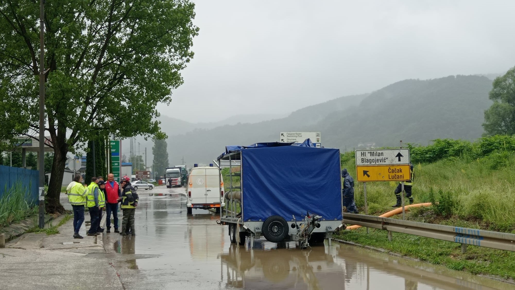 Ogroman odron u Ovčarsko-kablarskoj klisuri, jedna traka potpuno zatrpana zemljom i kamenjem: I dalje traje haotično stanje u Zapadnoj Srbiji zbog obilnih padavina, meštani Lučana u strahu od novih poplava (FOTO)