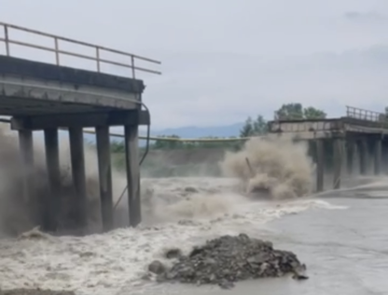 Jeziv snimak pobesnele reke, voda odnela još jedan most preko Zapadne Morave: Potpuno presečen put između dva čačanska sela (VIDEO)