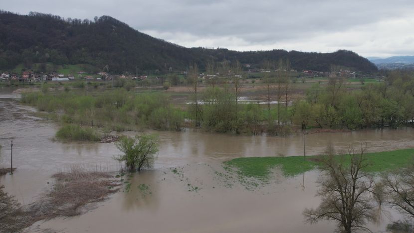 Pokrenuta klizišta, krateri na seoskim putevima: Reke u Kosjeriću i Arilje vraćene u korita, Požega u opasnosti od Moravice i Zapadne Morave - poplavljeno preko 20 kuća (FOTO)
