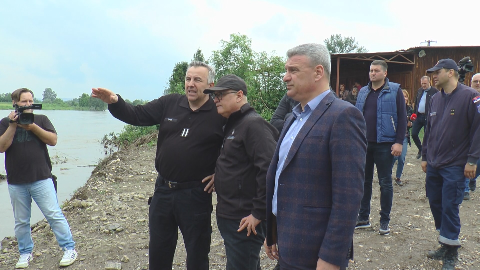 Gradi se novi most preko Zapadne Morave, nema nikakvog prelaznog rešenja: Ministar Vesić sa gradonačelnikom Čačka obišao mesto na kom je vodena stihija potpuno odnela staru konstrukciju (FOTO)(VIDEO)