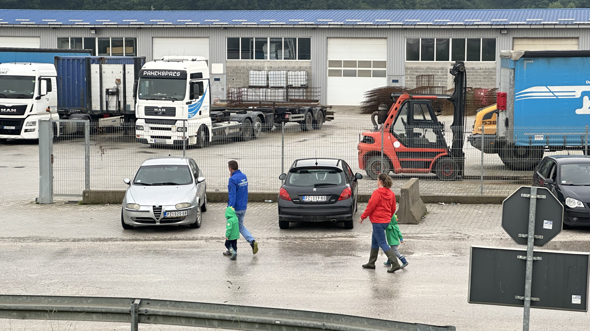 Ne spavamo noćima, huk podivljale reke je zastrašujući: Tri generacije Milosavljevića u Dljinu ostali odsečeni od sveta, vodena bujica uništila sve prilazne puteve (FOTO)