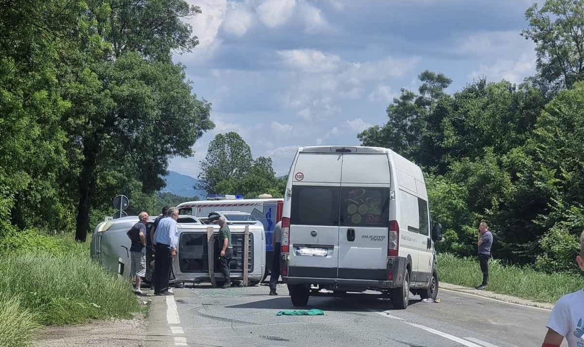 Od siline udara auto se prevrnuo na bok, ljudi su odmah pritčali da spasavaju povredjene: Težak udes na magistrali smrti kod Čačka, sudarili se putničko i teretno vozilo (FOTO)