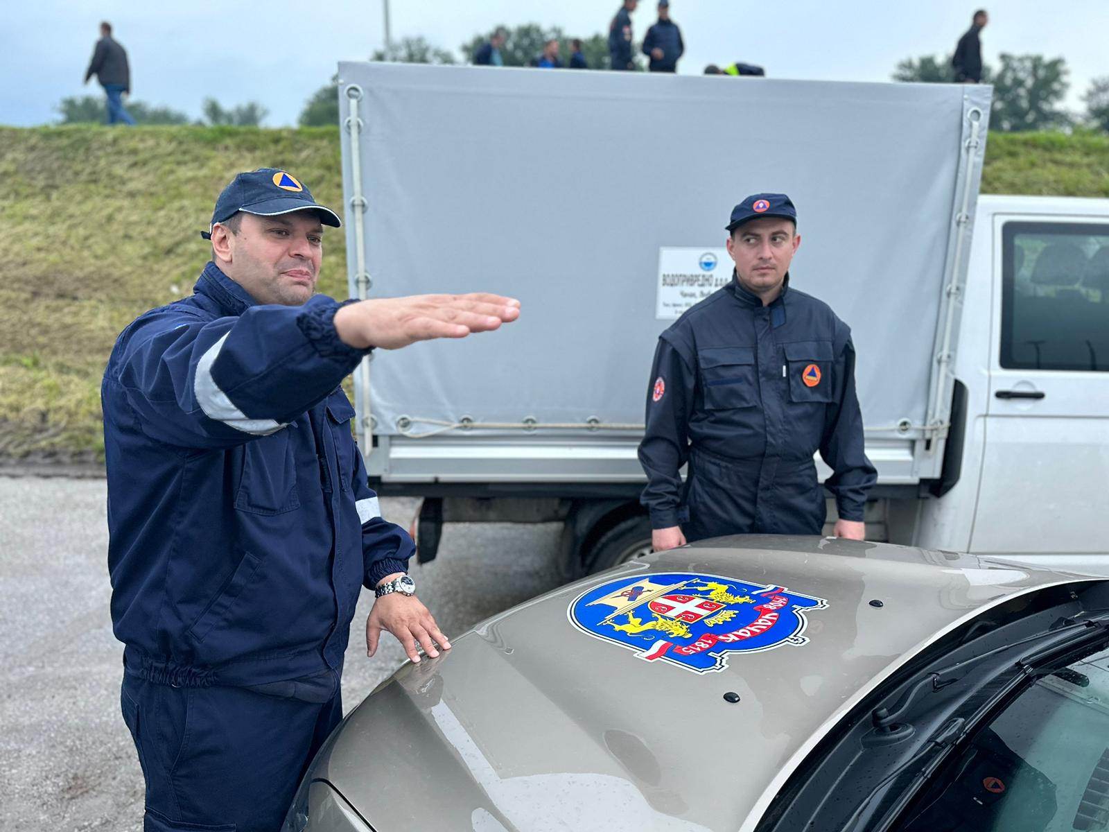 Na prvoj liniji odbrane, evakuišu ugrožene ljude i spašavaju domove: Pripadnici Civilne zaštite su heroji Čačka, tokom poplavnog talasa rade i po 14 sati dnevno (FOTO)