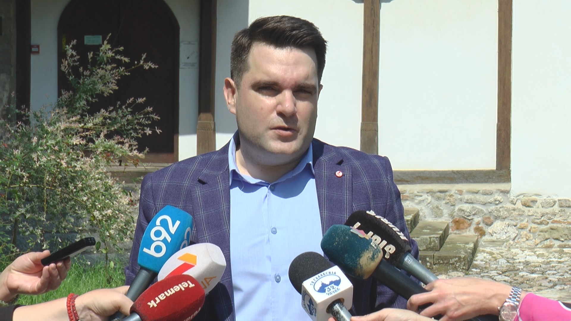 Neverovatan prizor iznenadio Čačane, vitezovi na konjima prošetali gradom: Na originalan način najvaljen istorijski spekatkl na ustaničkom brdu Ljubić (FOTO)(VIDEO)