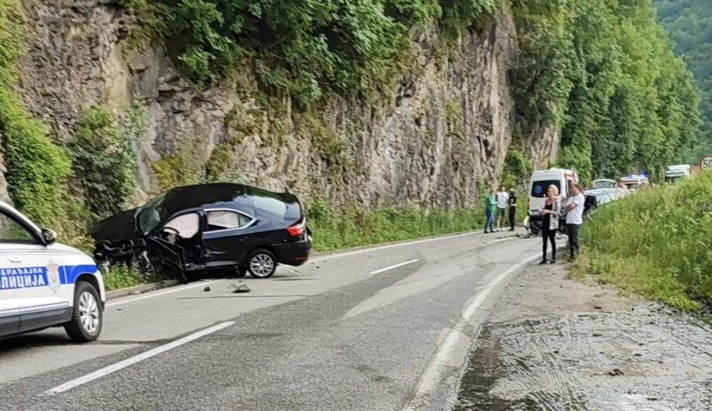Jeziva saobraćajka kod Prijepolja: Lančani sudar nekoliko automobila, ima povređenih/ Foto: RINA