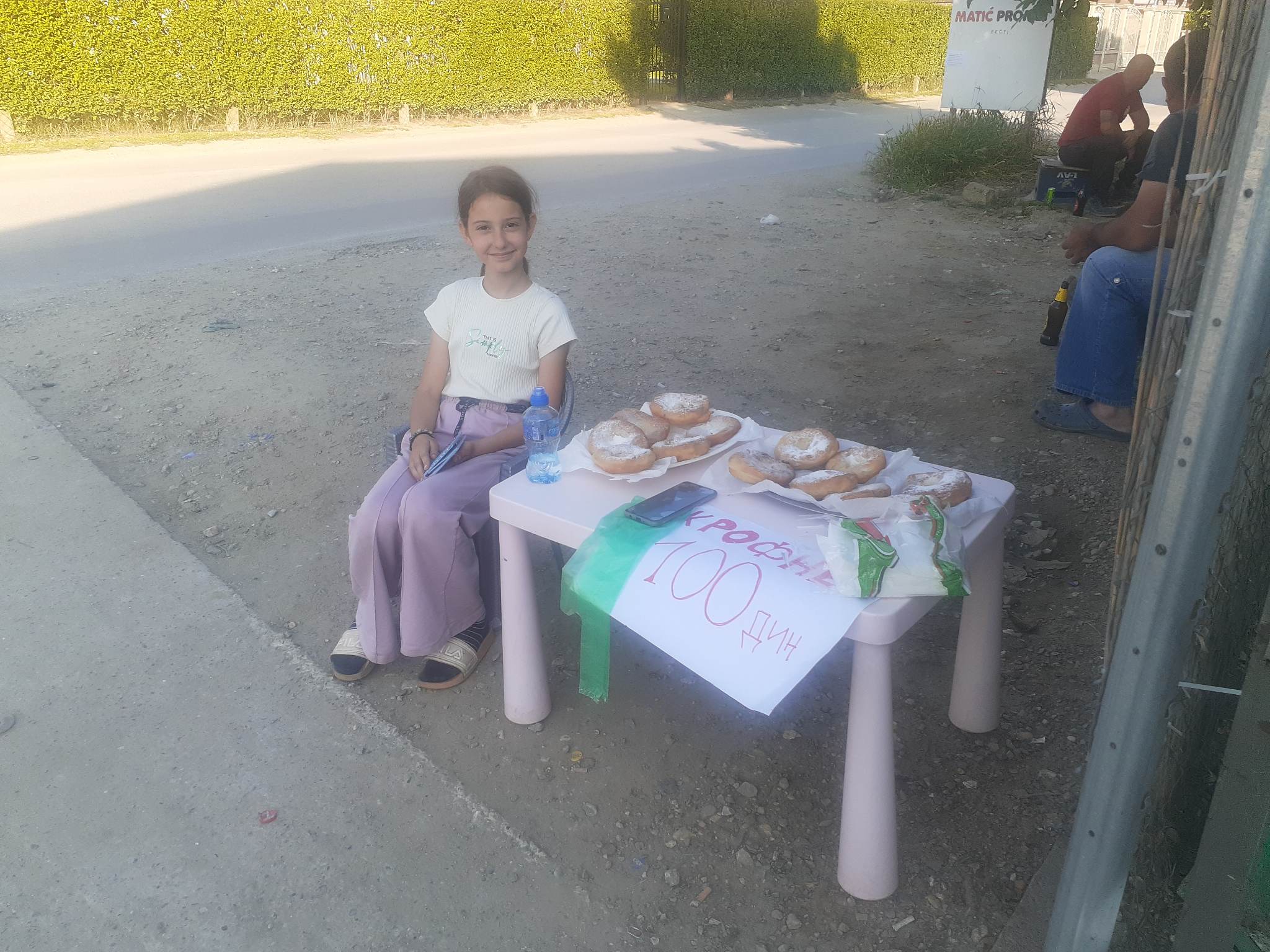 Malena heriona Nina u Novom Sadu prodaje krofne kako bi zaradila novac i pomogla lečenje svog tate / foto: Privatna arhiva