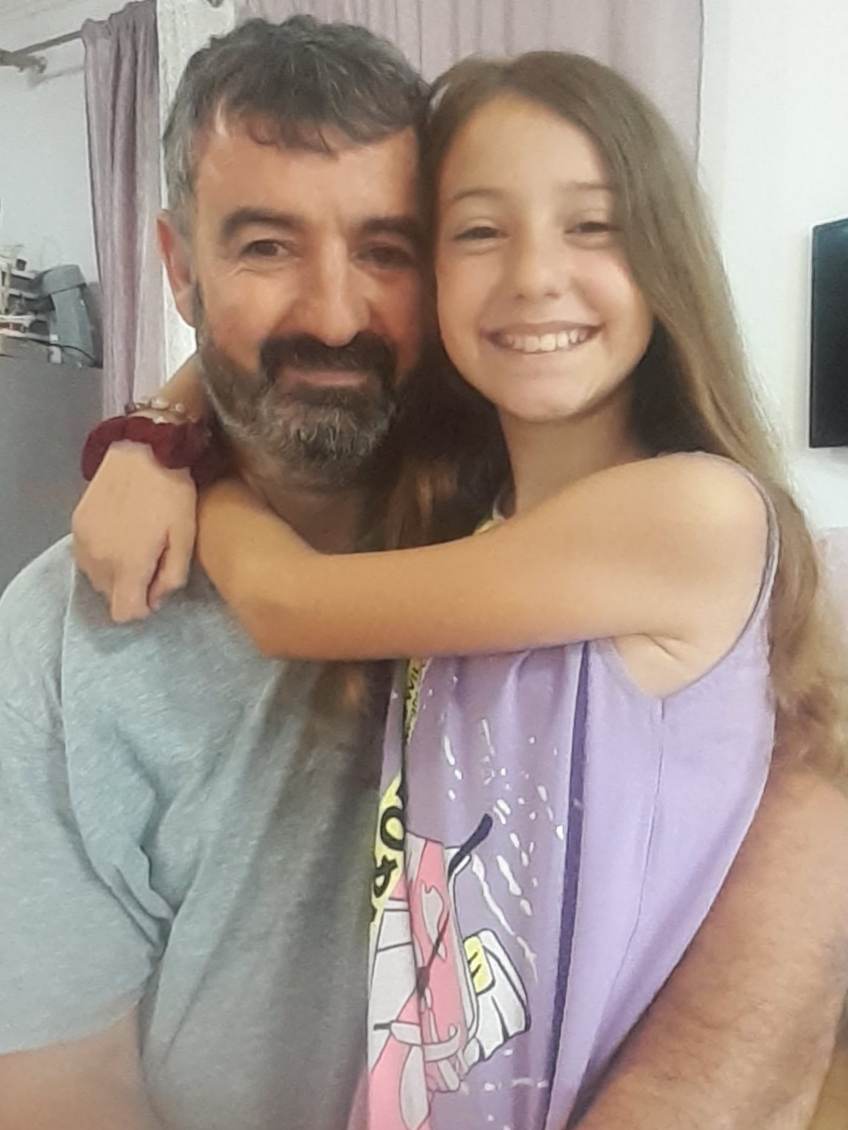 Dirljiva priča o ljubavi kćerke prema ocu koja je obišla Srbiju: Malena heriona Nina u Novom Sadu prodaje krofne kako bi zaradila novac i pomogla lečenje svog tate, ljudi čekaju u redu da ih kupe (FOTO)