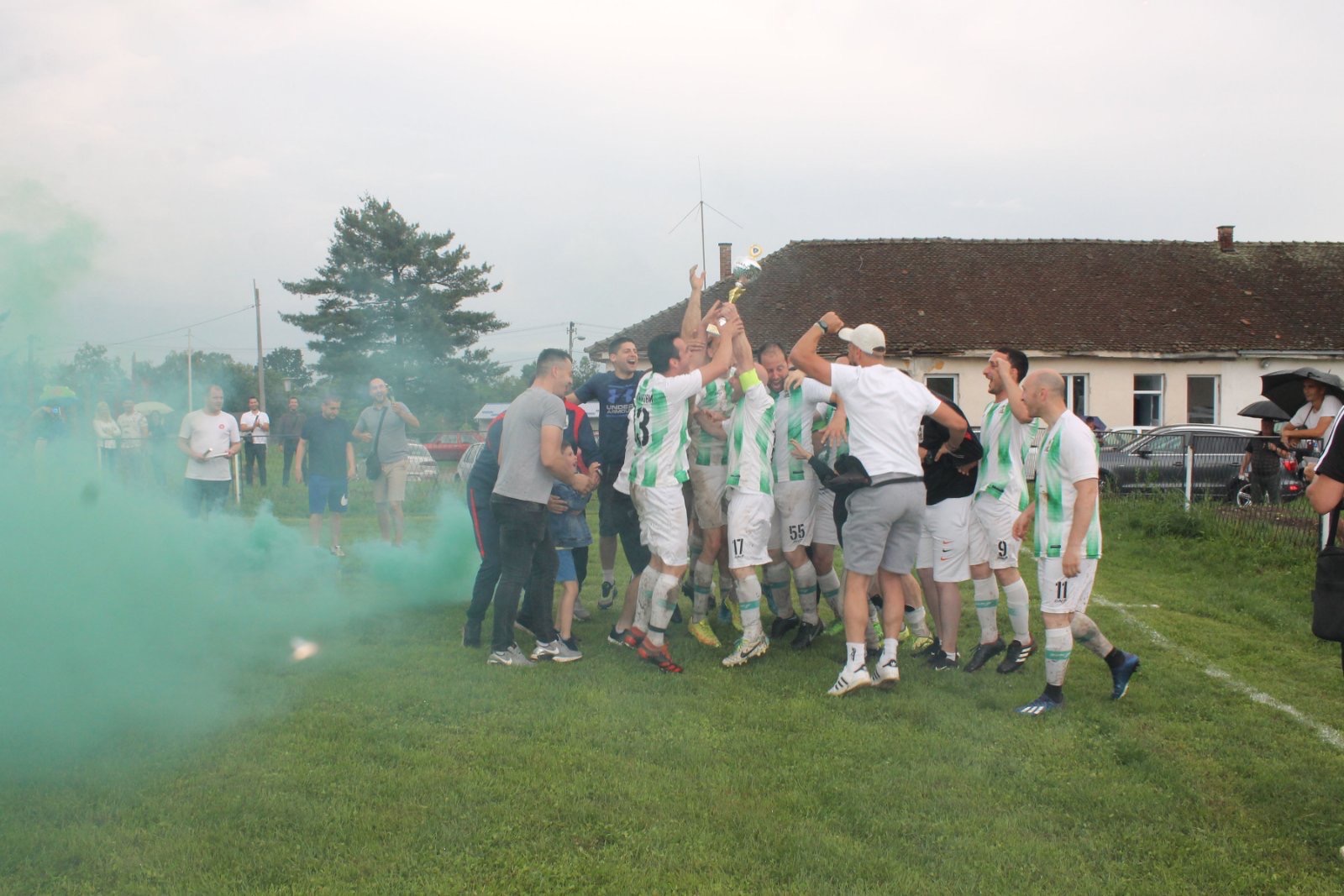 Nije sve u parama, ovi momci pokazali kako se igra fudbal iz čiste ljubavi: Neverovatan uspeh čačanskih fudbalera iz lokalnog kluba "Lugovi", tekle suze na terenu ali i van njega (FOTO)