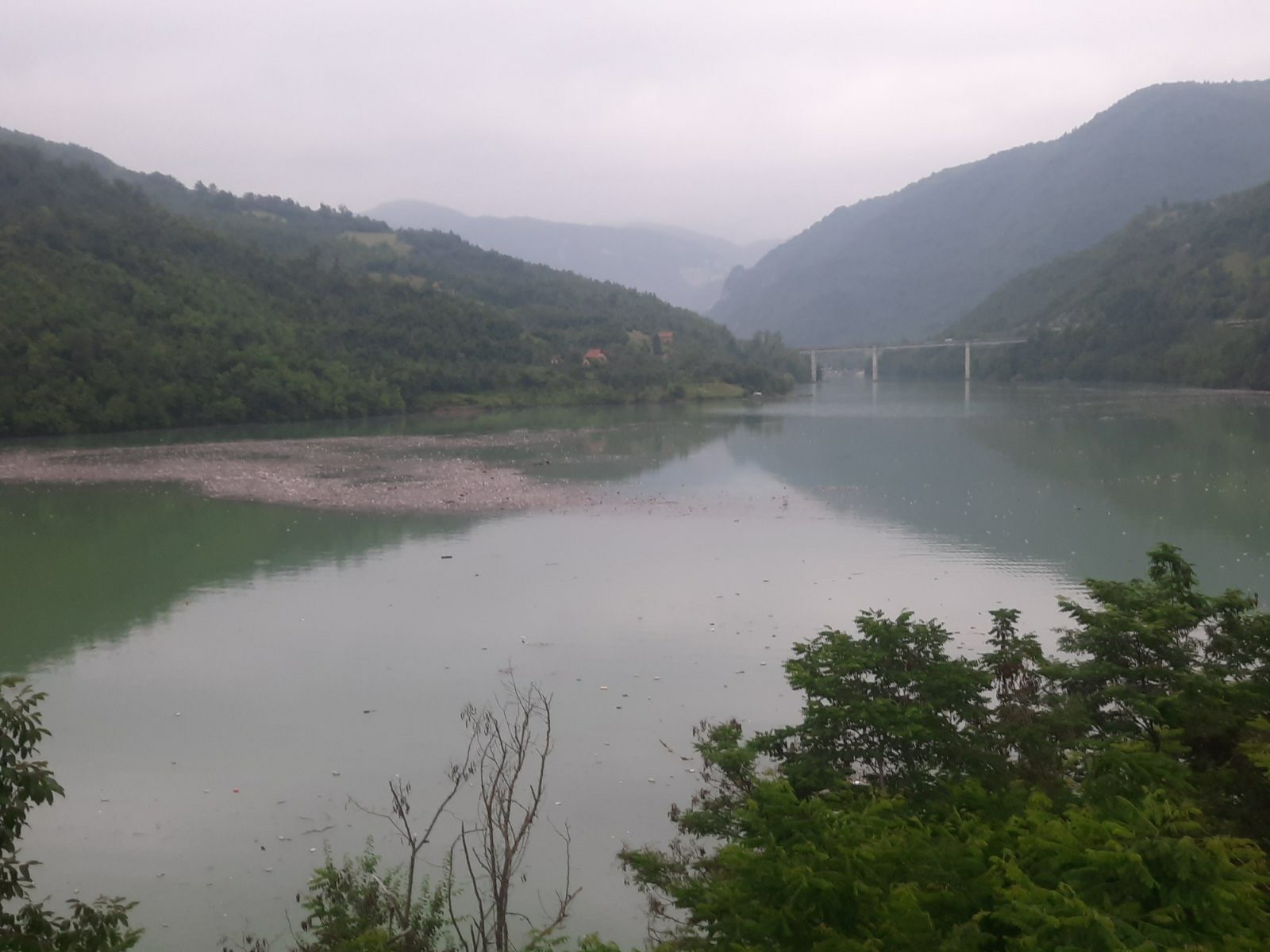 Hiljade kubika smeća rekom Drinom stiže do Višegrada i stvara plutajuću deponiju: Usnimljene poražavajuće slike kod Međeđe i otkriven pravi uzrok ekološke bombe (FOTO)