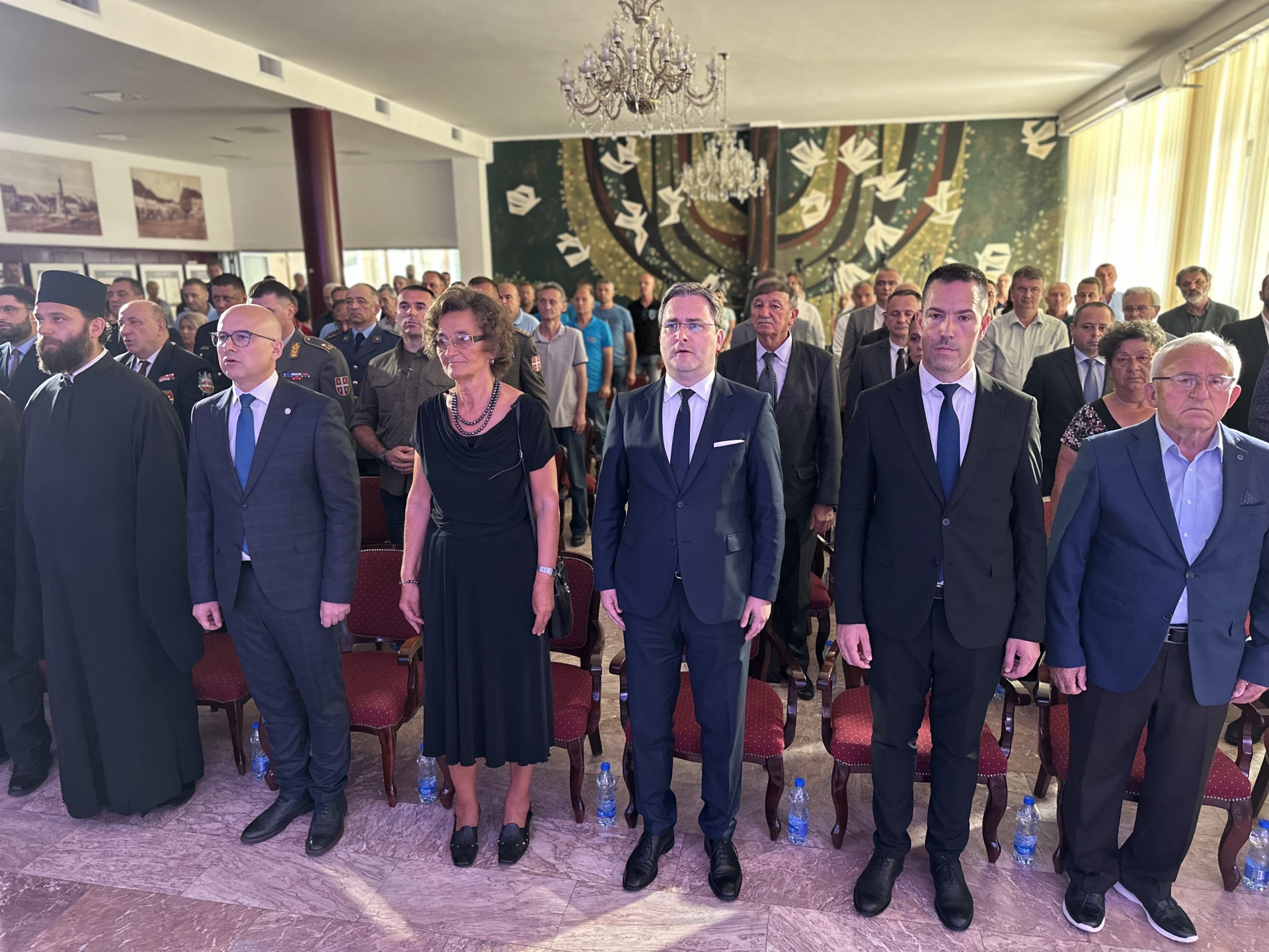 Tužna sam, ali i zahvalna što naša deca nisu zaboravljena: Majka Nada kojoj su sinovi blizanci poginuli na Kosovu primila prvu Boračku spomenicu u Srbiji (FOTO)(VIDEO) 